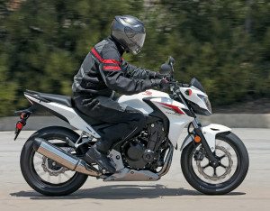 the CB500F’s tubular handlebar provides a more upright seating position