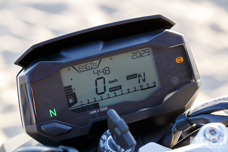 The large and easy-to-read digital display contains a wealth of information, including speed, time of day, engine speed, gear position, fuel level, odometer/tripmeters and fuel consumption data.