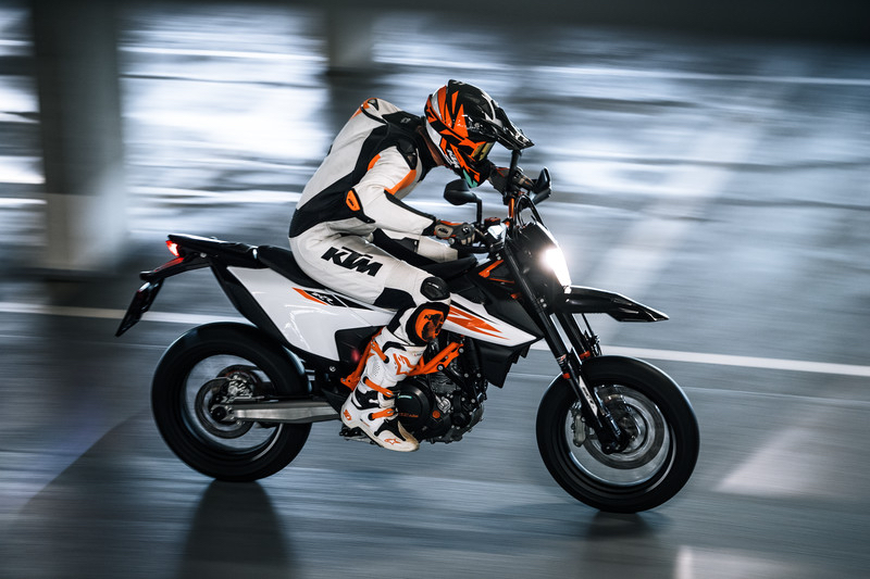 2019 KTM 690 SMC R and 690 Enduro R | First Look Review