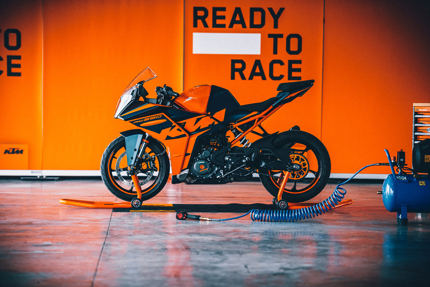 2022 KTM RC 390 recensione