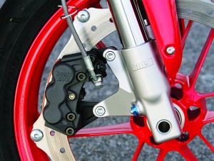 Yep, that’s an opposed six-piston caliper. Rim-mounted rotor allows the wheel to be lighter.­