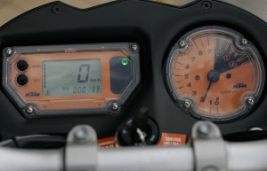Instruments are similar to the 950 Adventure’s, with an analog tach and digital info display.