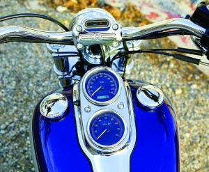 A tank-mounted tach and speedometer keep the Dyna’s rider informed.