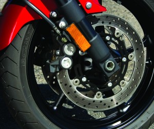 Updated four-piston calipers from the R6 take care of stopping duties.