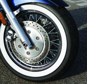 Dual front disc brakes with four-piston calipers offer good braking force.
