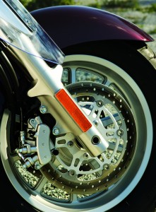 Suzuki C109RTi: Linked brakes with a pair of three-piston front calipers offer good stopping power.