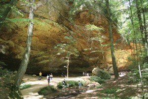 The sandstone cliffs of Ash Cave.