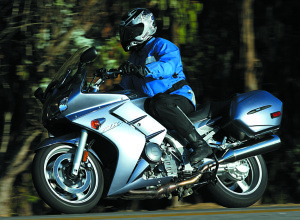 A sporty crouch greets the Yamaha pilot, who will still enjoy good comfort. Shield and engine can be noisy.