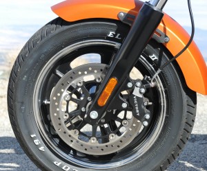 A single front disc brake with four-piston caliper provides good stopping power.