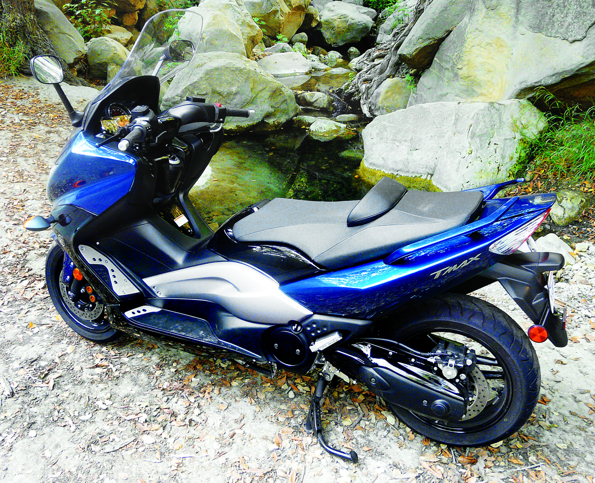 Tranquilidad Escultor Con qué frecuencia 2009 Yamaha Tmax Scooter | Road Test Review | Rider Magazine