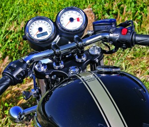 Flat chrome handlebar, bar-end mirrors and white-faced instruments are beautiful and well thought-out.