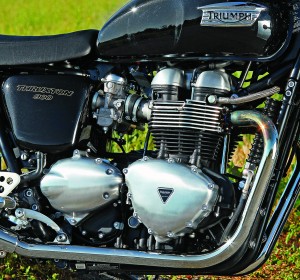 Thruxton 900 has a 360-crank for good top-end power and smooth revving. Hotter cams and higher compression, too.