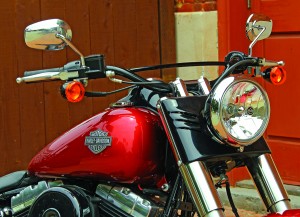 Gloss black headlamp and louvered nacelle match the cross-braced Hollywood handlebar.