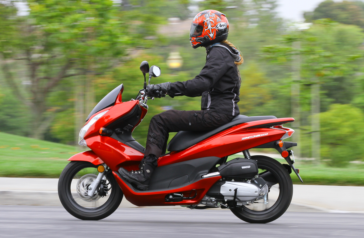 Популярный скутер. Honda PCX 150. Honda PCX 2014. Скутер Honda PCX. Scooter Honda 150.
