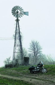 Minimalism in black and gray: The Dyna T-Sport against an early spring farmscape.