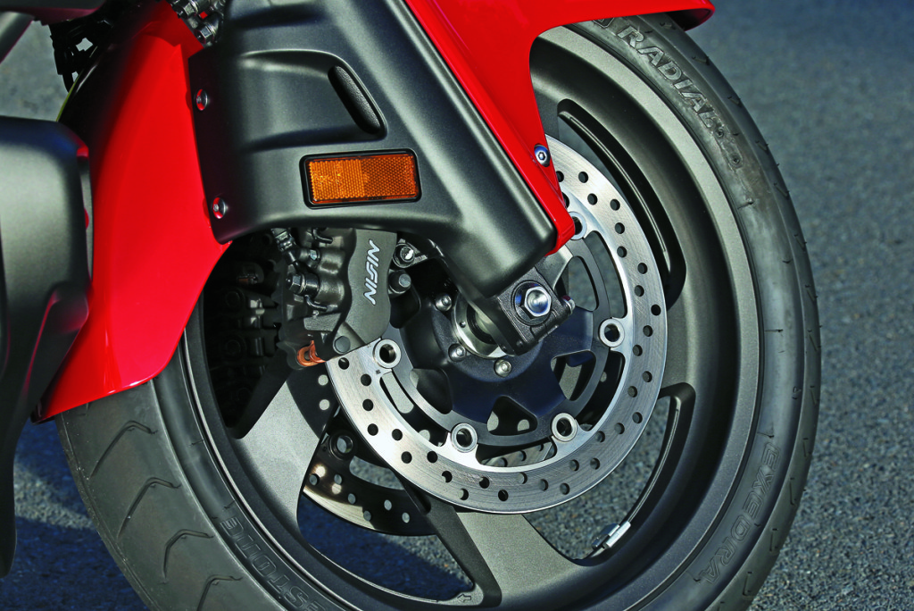 Triple disc brakes with Honda’s Combined Braking System stop the F6B hard, though ABS is not available.