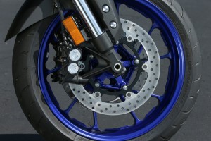Liquid Graphite bike comes with distinctive blue wheels. Dual radial-mount front calipers should provide good stopping power.
