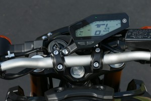 All-new LCD instrument panel is in an offset position. Tapered aluminum handlebar is strong, lightweight and looks cool.