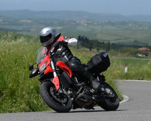 web-Ducati-Hyperstrada-action-left1