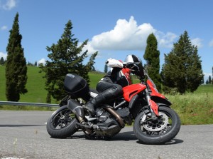 web-Ducati-Hyperstrada-action-right2