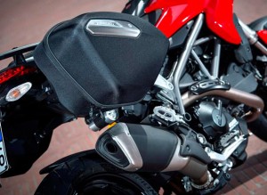 Semi-rigid saddlebags, a touring seat and a windscreen are standard equipment on the new Hyperstrada.