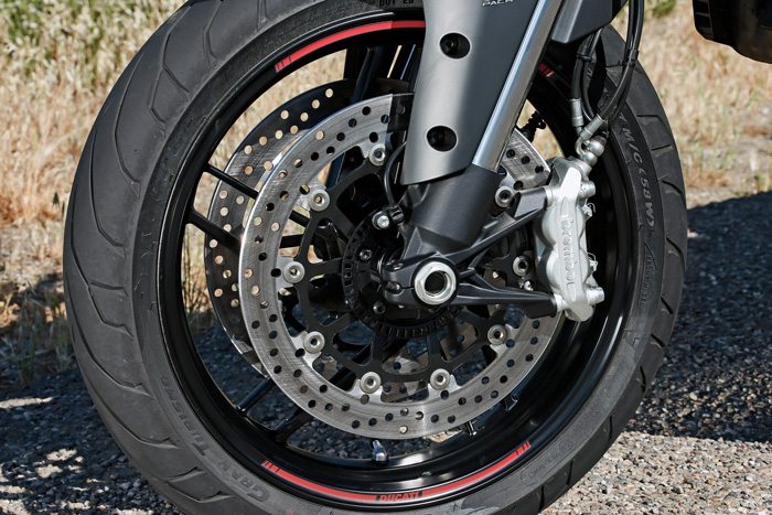 Dual radial-mount 4-piston Brembo calipers with a radial-pump master cylinder. Amazing brakes.