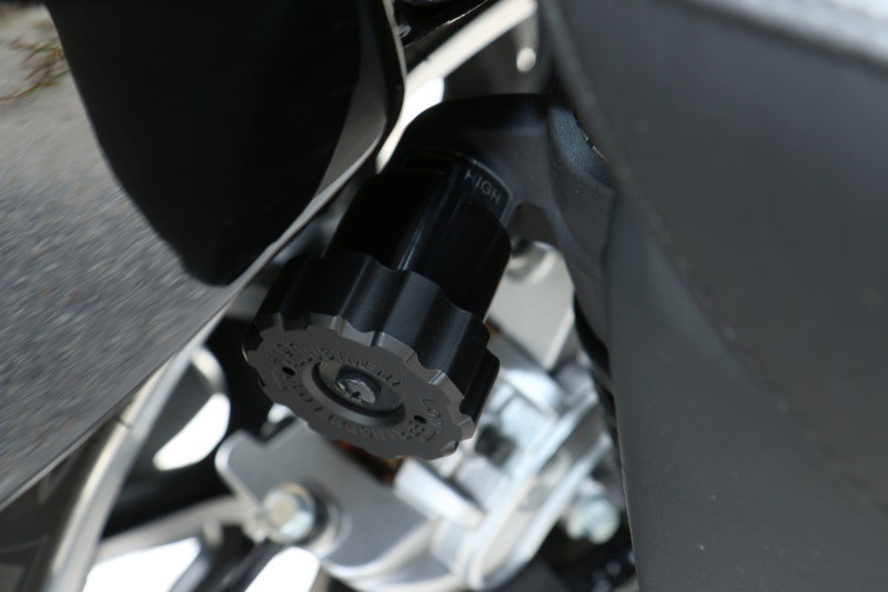 The left rear emulsion shock adjusts preload easily with the use of a dial