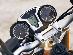 Like many of the bike’s parts, the handlebar mount was glass bead-blasted and clear anodized. Display lacks a fuel gauge.