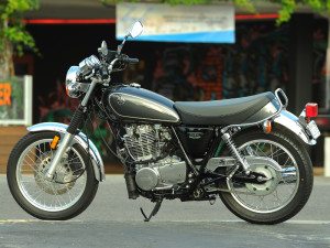 From a distance, the SR400 looks like a well-preserved or restored classic.