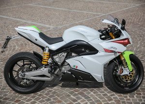 The Energica Ego has an oil-cooled permanent magnet AC motor and an air-cooled 11.7 kWh battery pack.