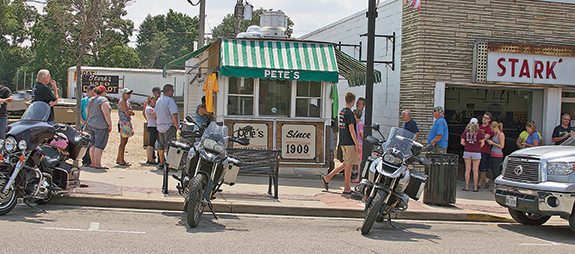 On the eastern side you find quaint towns like Prairie du Chein, home to Pete’s poached burgers since 1909.