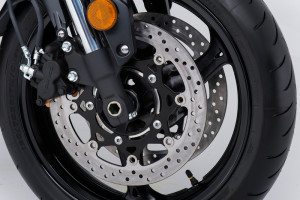 Tokico brakes are numb and weak, but the Bridgestone Battlax BT-016 offer good grip.