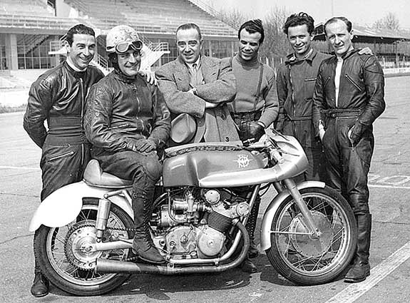 From left, Alfredo Copeta, Carlo Bandirola (rider on the GP bike), il count Domenico Agusta, Tito Forconi, Arturo Magni, and Les Graham in the early 1950s.
