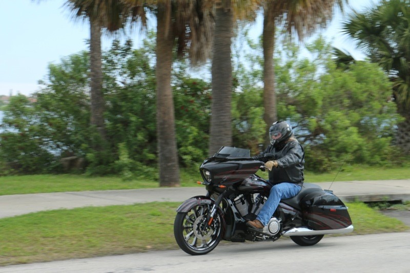 Victory Magnum X-1: Boom box bagger