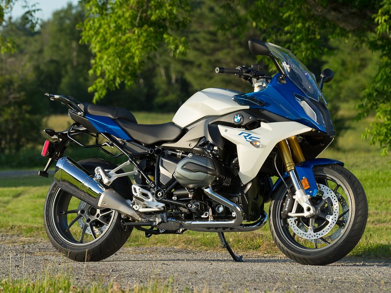 Like the R 1200 R roadster, the fairing-equipped RS has a centrally mounted radiator, a modified airbox, reshaped air intake snorkels and a 2-into-1 exhaust with an upswept muffler.