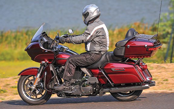 The Road Glide Ultra’s Triple Splitstream vents in the sharknose fairing eliminate buffeting, and the 1.9-inch taller handlebar and 13.5-inch windscreen improve comfort and wind protection. 