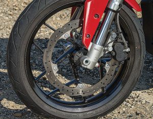 The Zero’s single front disc is squeezed by a 2-piston J.Juan caliper that provides decent stopping power, and ABS is standard.