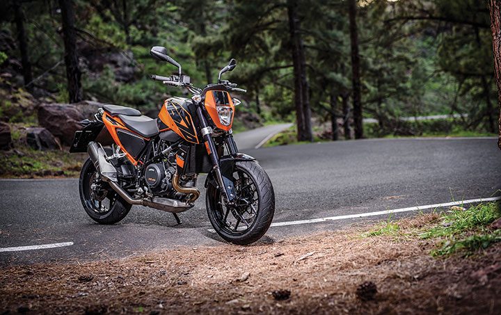 The much improved KTM Duke 690 cooling down in its natural habitat. Did all other singles just become agricultural grade? It also comes in white.