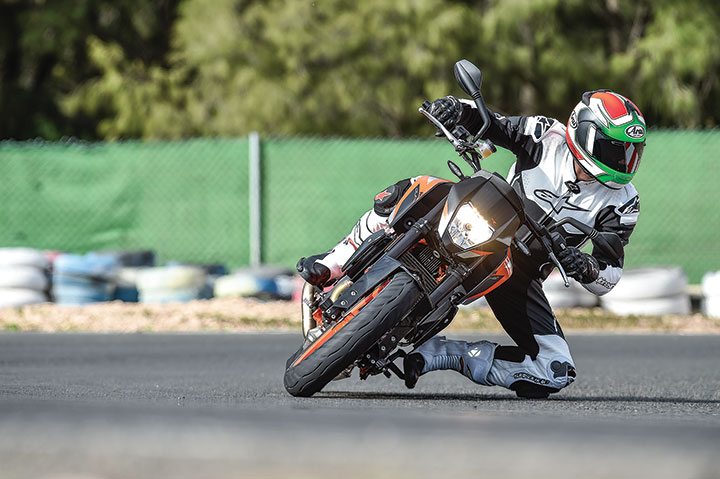 The KTM Duke 690R proved to be just as stable, agile and confidence inspiring at the oceanside Maspalomas circuit as the street version. The 17-inch cast wheels wearing Metzeler M7 RR tires performed well under pressure.