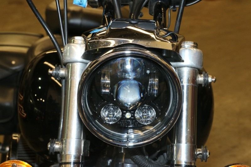 The Daymaker has one optical lens for low beam and three for high, giving it a futuristic look that complements the Dyna’s blacked-out appearance