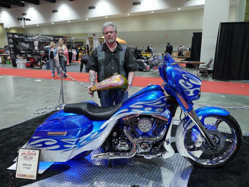 Tim Droeger won the Perewitz Special Paint Award for his superb 2014 Street Glide. Note the tank trophy hand-painted by Dave Perewitz himself.