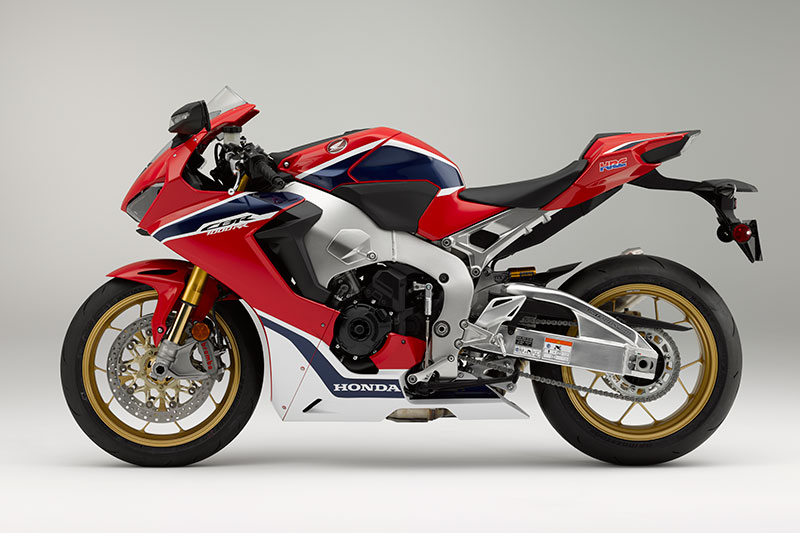 Honda has shaved an incredible 33 pounds off of the CBR1000RR SP, reducing curb weight to 430 pounds (claimed, European spec).
