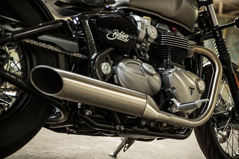 The Bonneville Bobber has slash-cut, sawed-off peashooter mufflers tuned for a raw, thrilling sound.