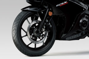 The Suzuki GSX250R has 17-inch wheels, KYB suspension and Nissin brakes.