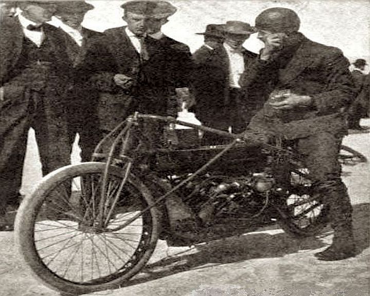 Glenn Curtiss talking to "Tank" Waters just before getting into position for the run.