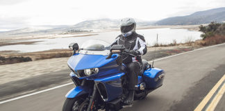 2018 Yamaha Star Eluder bagger in Impact Blue