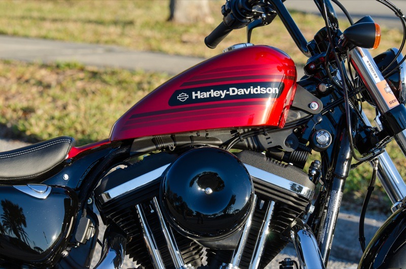 The retro-styled paint job with the 2.1-gallon peanut-size tank along with contrasting gloss black, chrome and matte black components really set off the style of the Forty-Eight Special