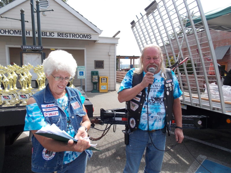Jan and Rod announce the winners of the Trophy Competition