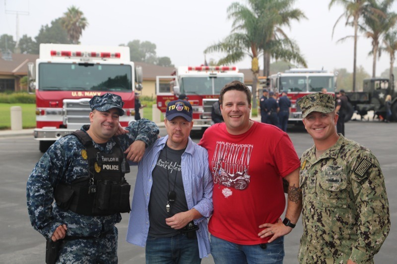 Ride to the Flags organizer Tim Kennard (l. center) and Michael Schranck (r. center) with members of the military