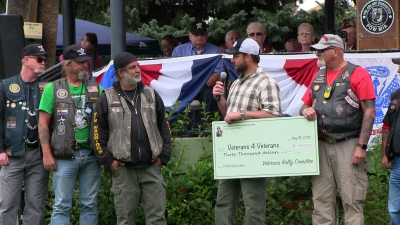 Veterans Rally Committee representatives (R) present a $3000 check to members of Vets 4 Vets (L).